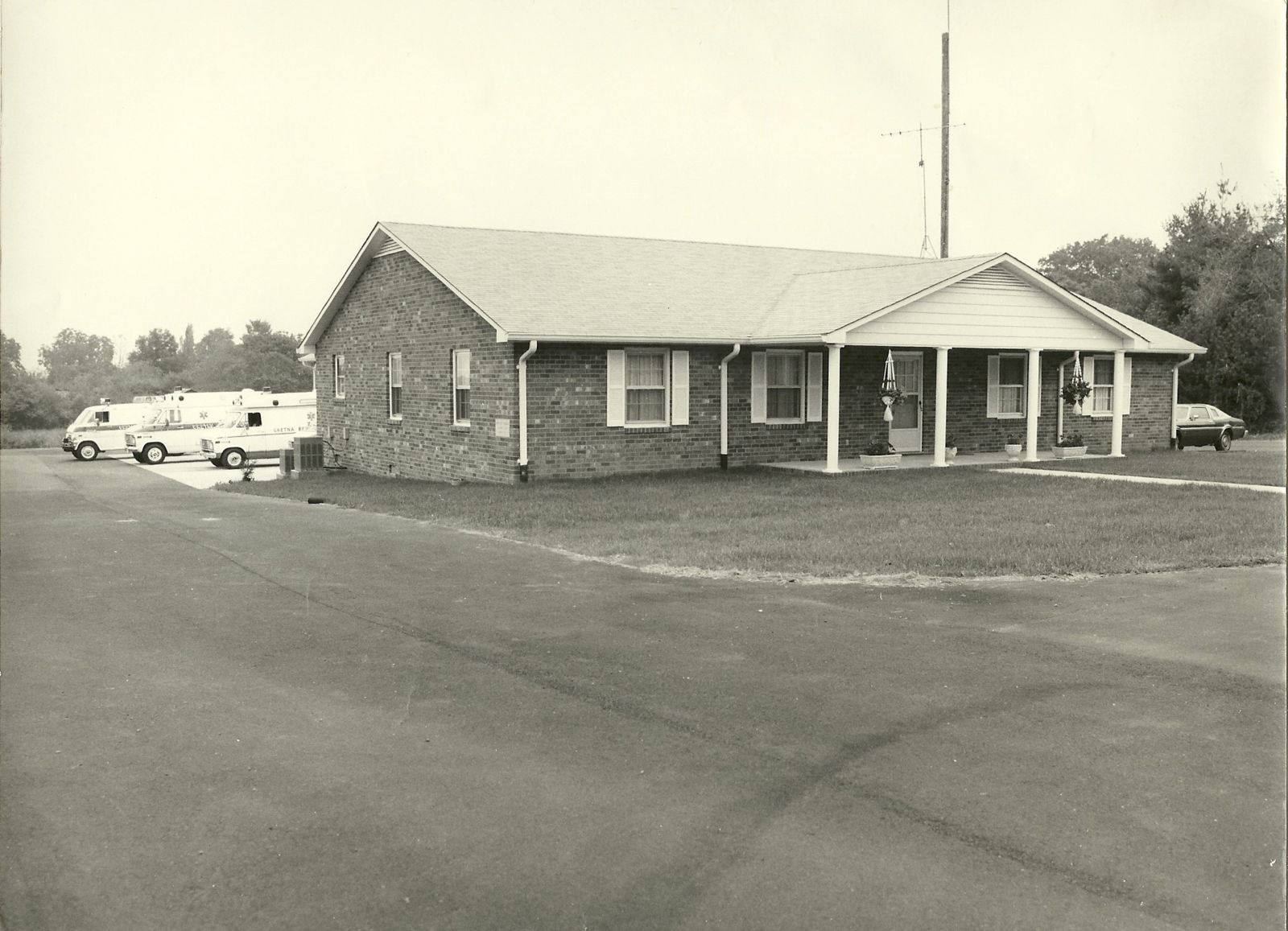 Black and white photo of the Gretna Rescue Squad station with ambulances parked